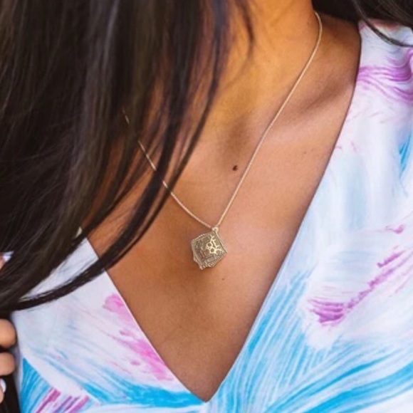 KENDRA SCOTT • Gold Filigree Kacey Adjustable Slider Necklace - Picture 2 of 5